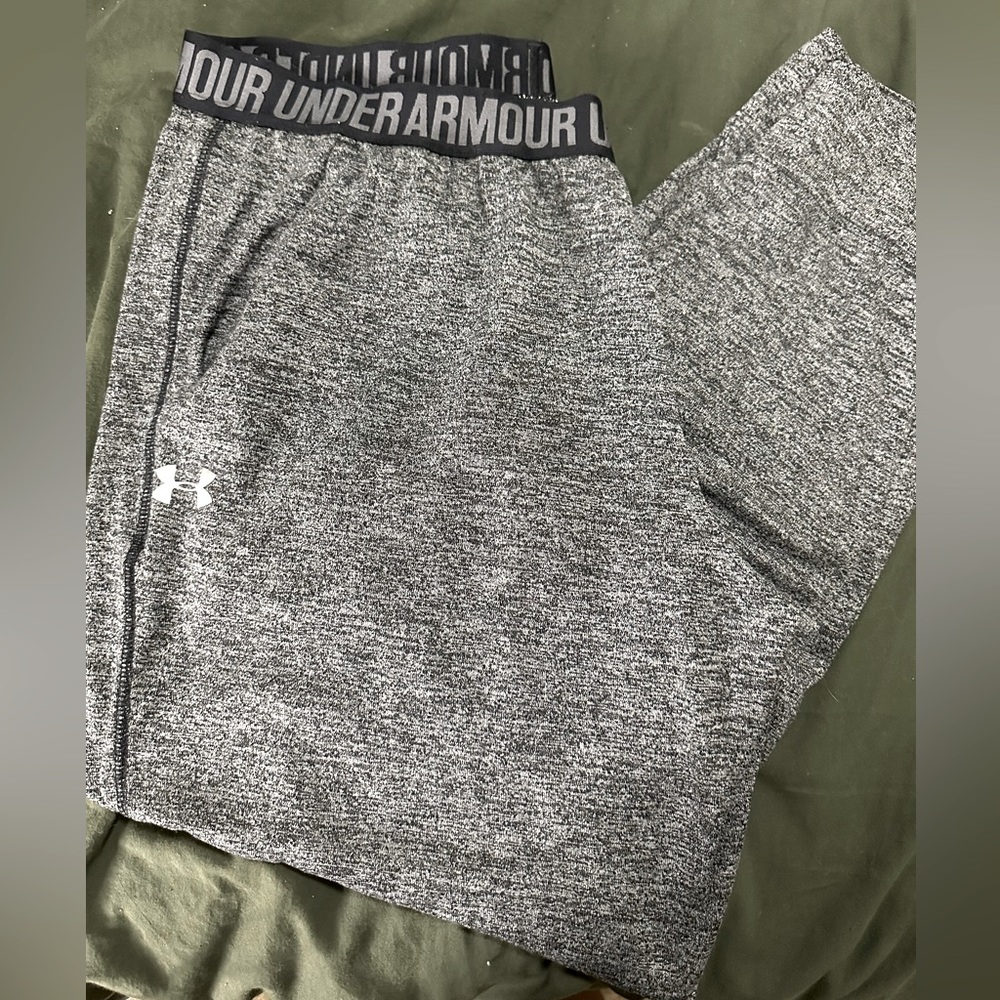 Women’s XL Under Armour Loose Fit Heat Gear Gray Joggers